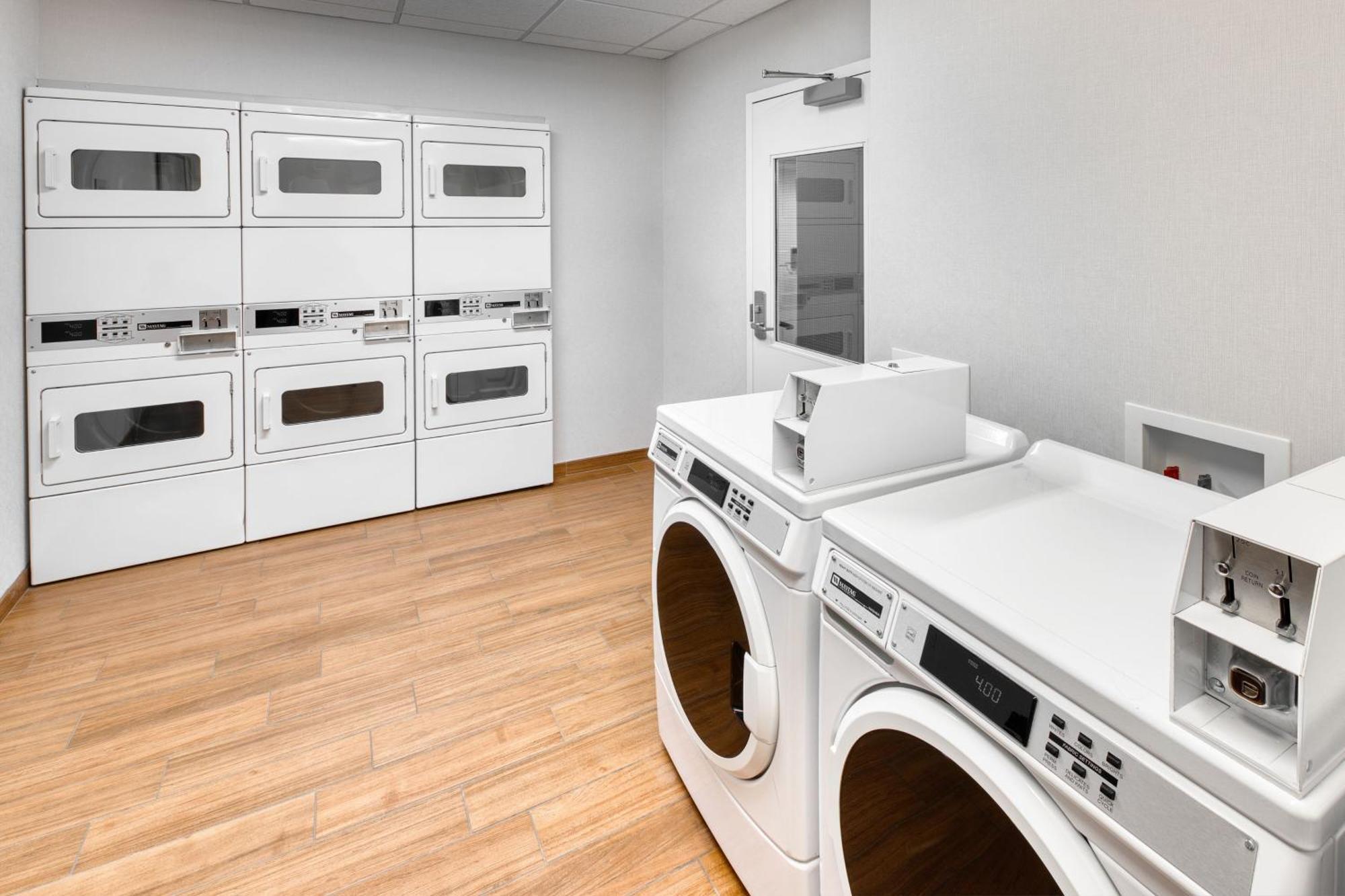 Towneplace Suites By Marriott Belleville Bagian luar foto